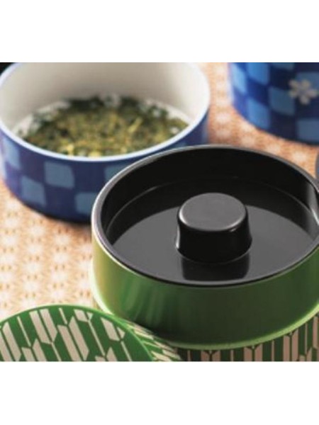Tea container box with Akane Sakura design